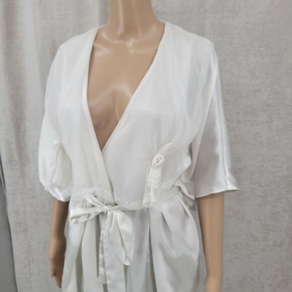 DELICATES Vintage White Robe with Rosettes and lace Women's Large - Picture 5 of 13